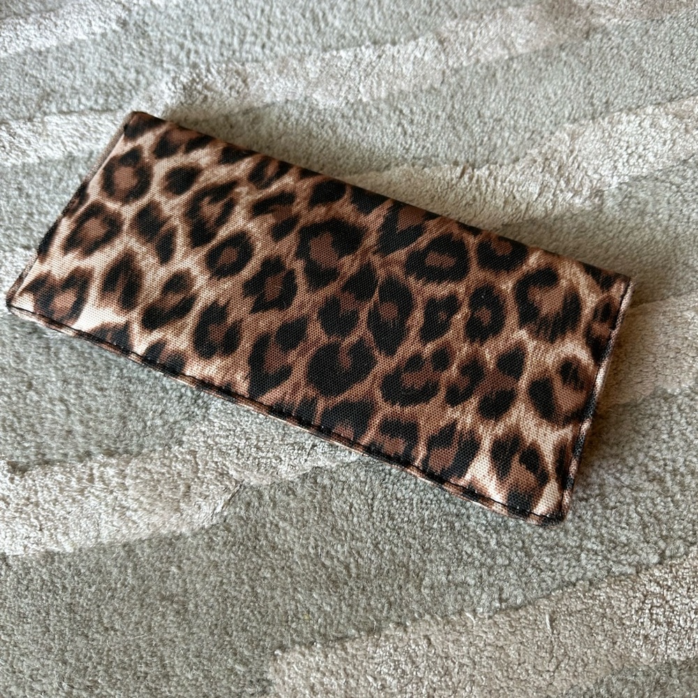 Leopard clutch